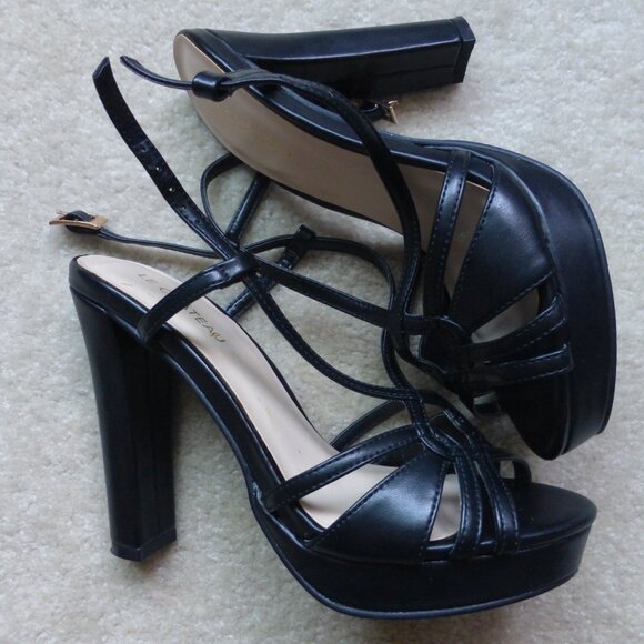 LE CHATEAU black strappy chunky platform heels - Picture 1 of 9